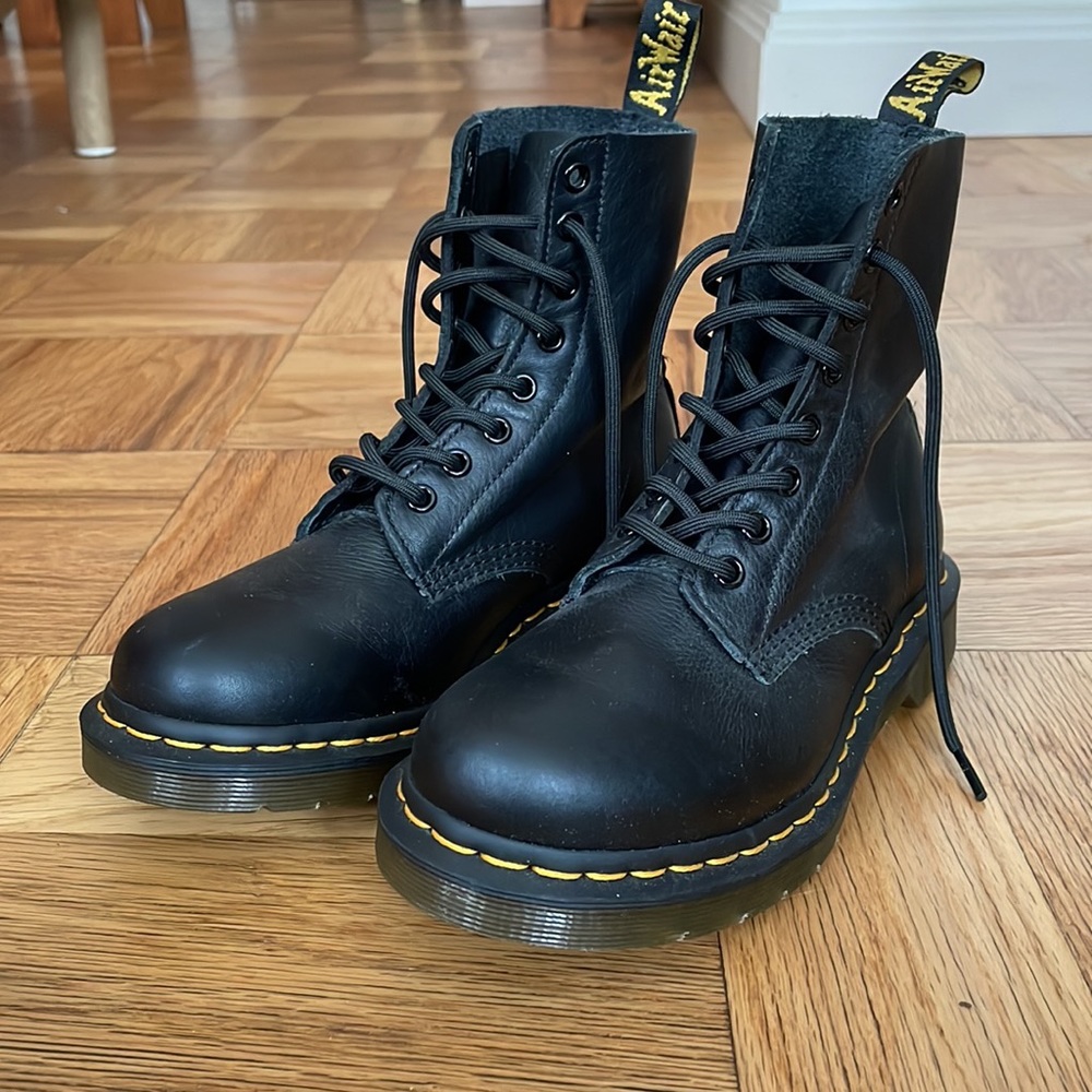 NEW Womens Doc Martens size 7 * FREE SHIP*